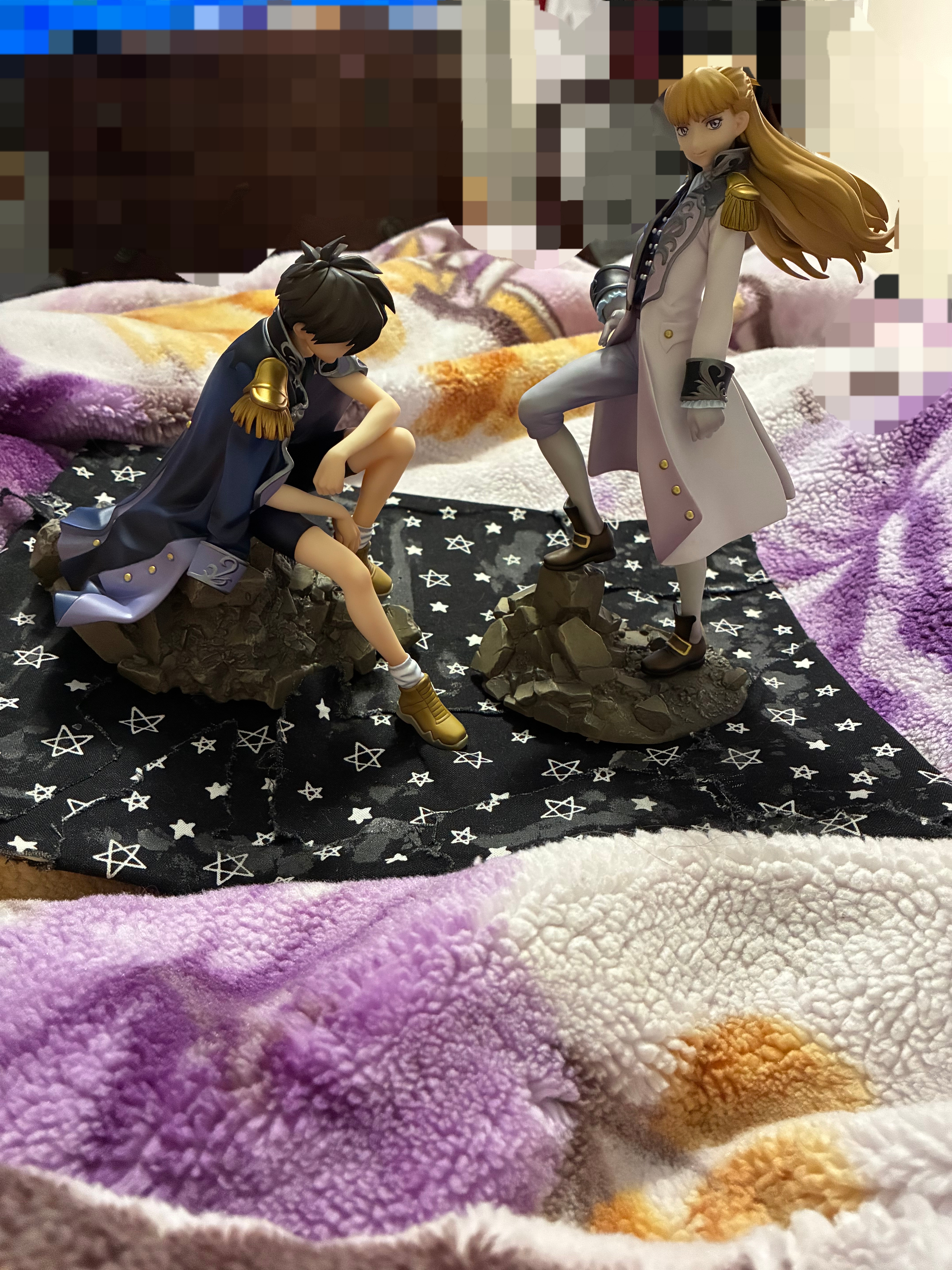 Figures of Gundam wing Heero and Relena side by side.