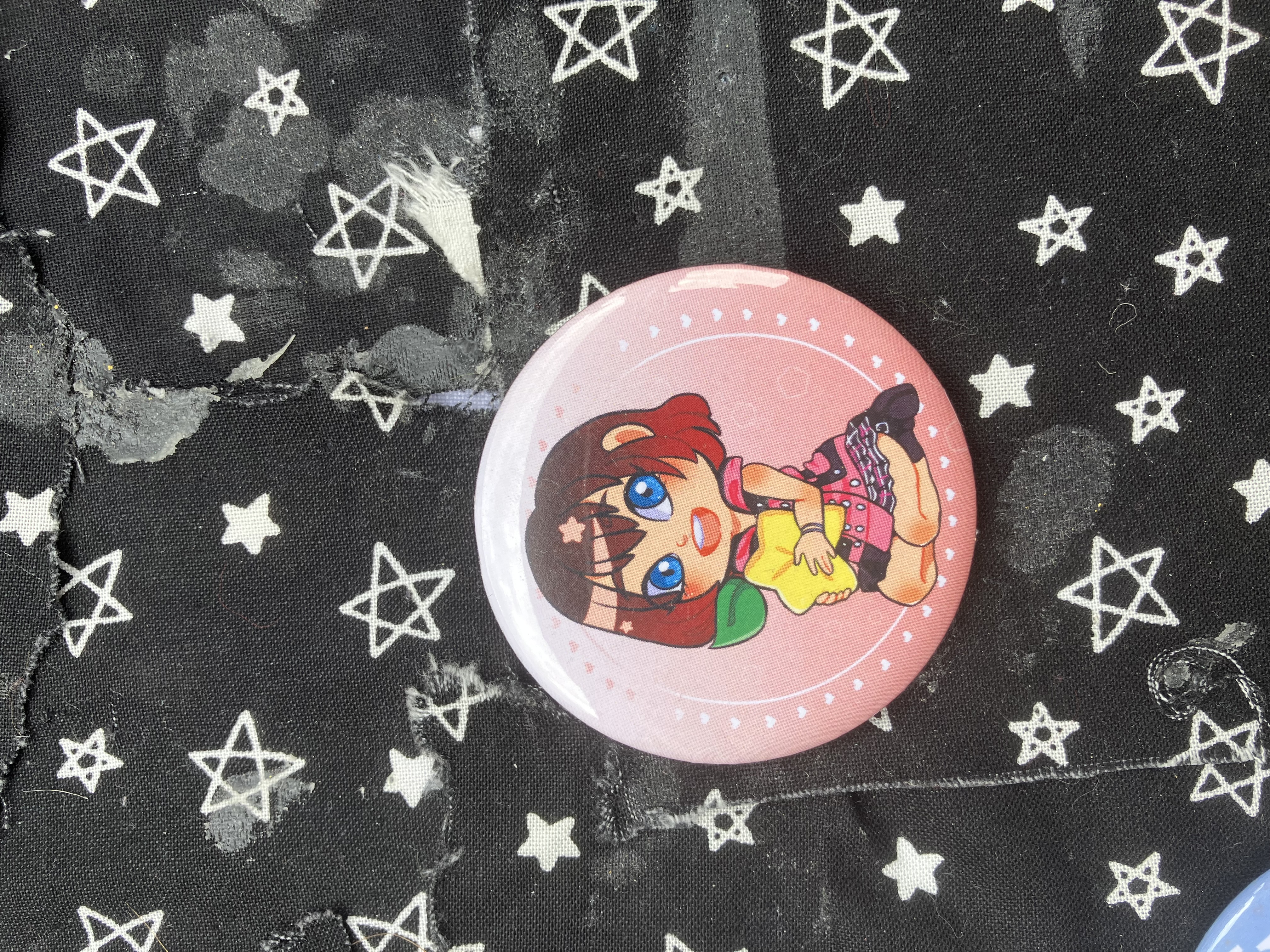 Button of chibi Kingdom hearts Kairi in her kh3 outfit holding a paopu fruit.