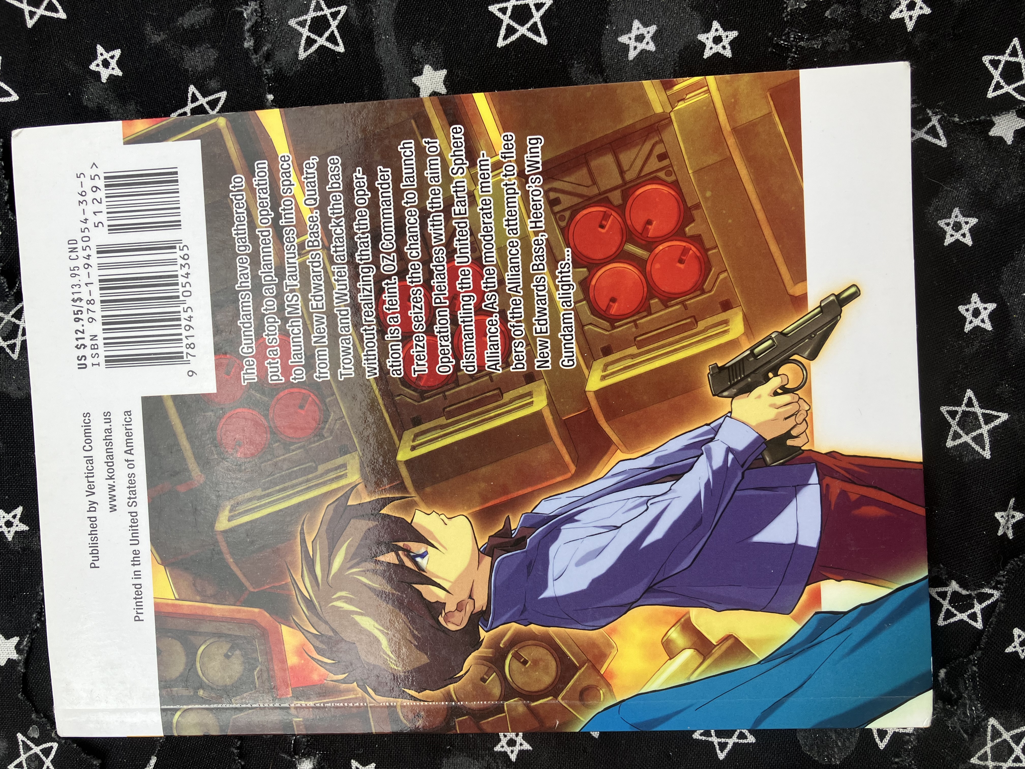 Back of Mobile Suit Gundam WING 3: Glory of the Losers with kid Heero holding a gun with Heavyarms ammos behind him and a manga summary on it.