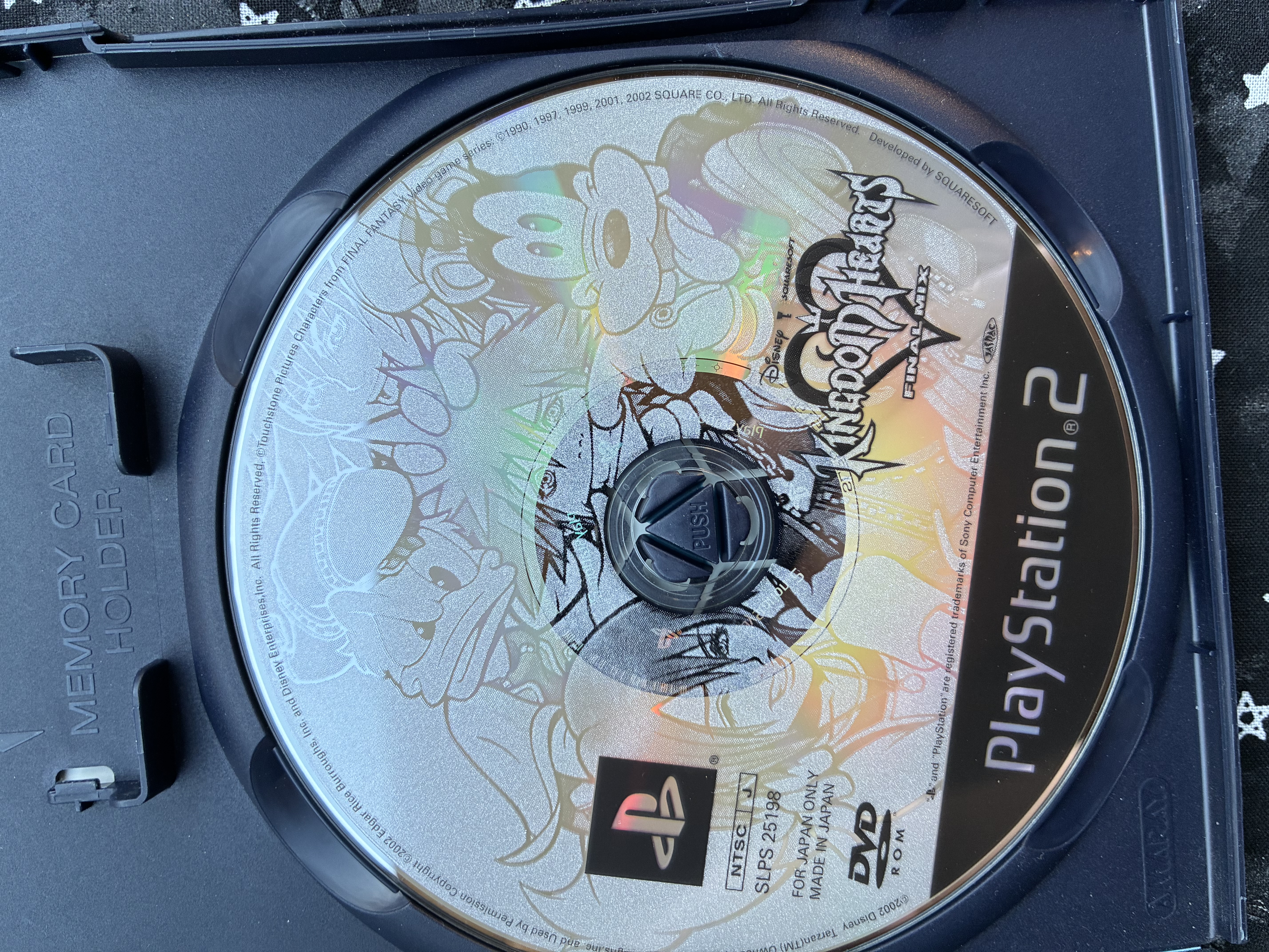 Disc of Kingdom hearts 1 final mix in a disc tray.